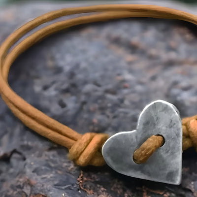Syra - Bracciale con ciondolo cuore rustico